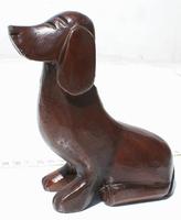 Con chó gỗ bức tượng