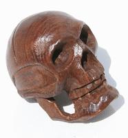 Cráneo pequeño de madera